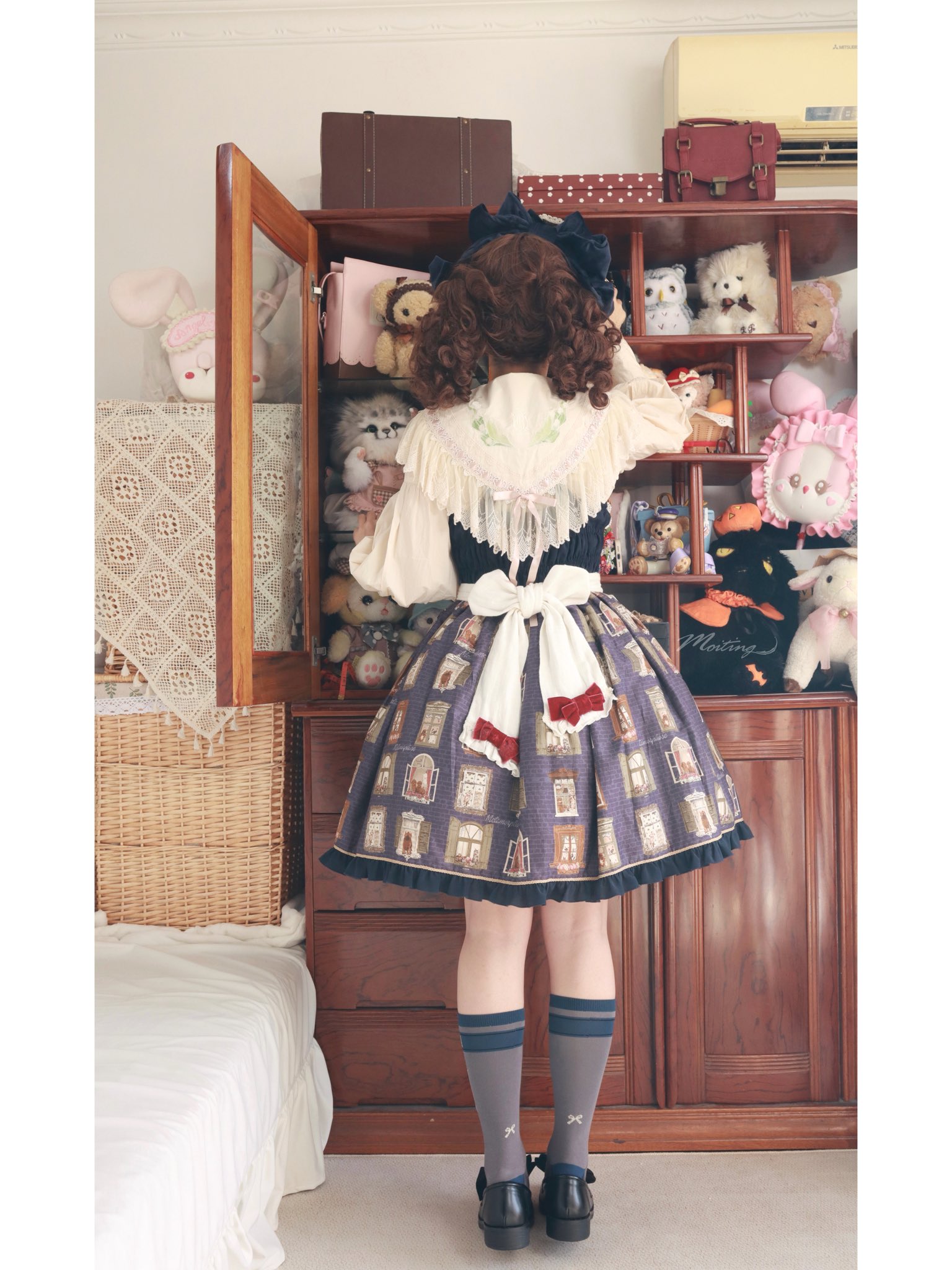 一位穿着蓝色礼服的女人,头发上有一根白色子,头发上有一根黑色的弓,她看着一张充满了动物的货架。