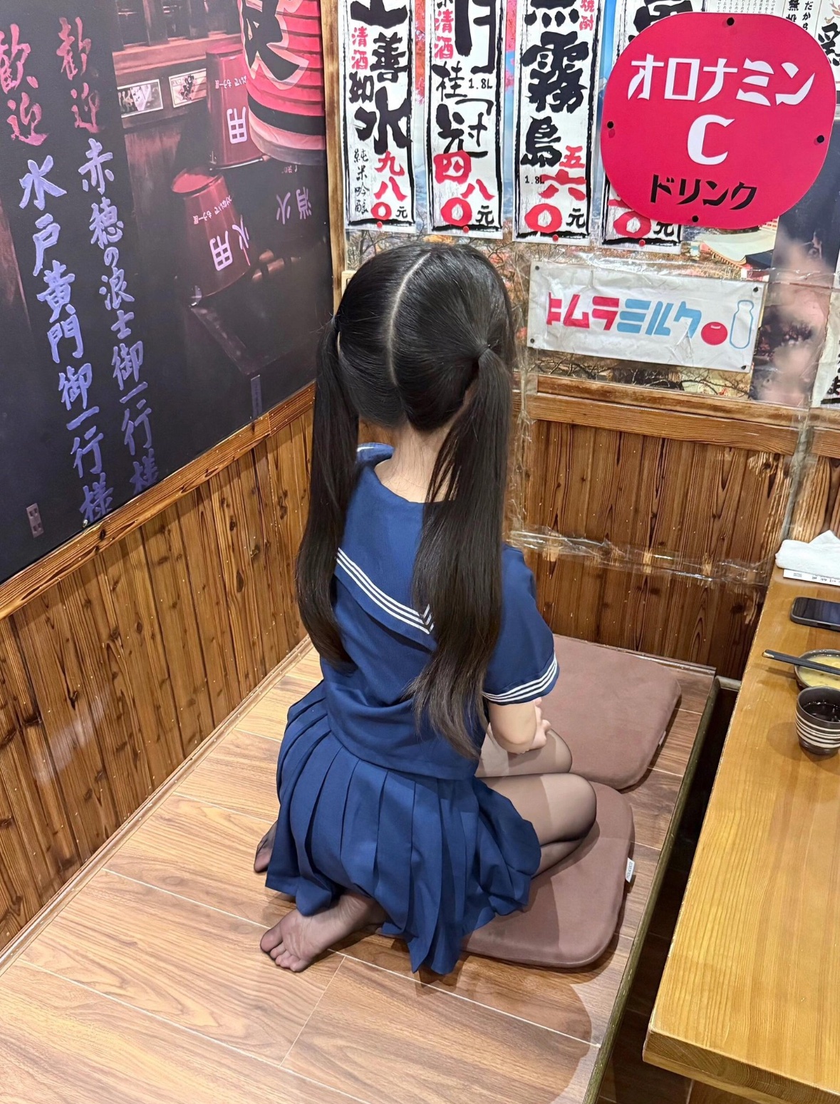 长头发的女孩坐在椅子上。