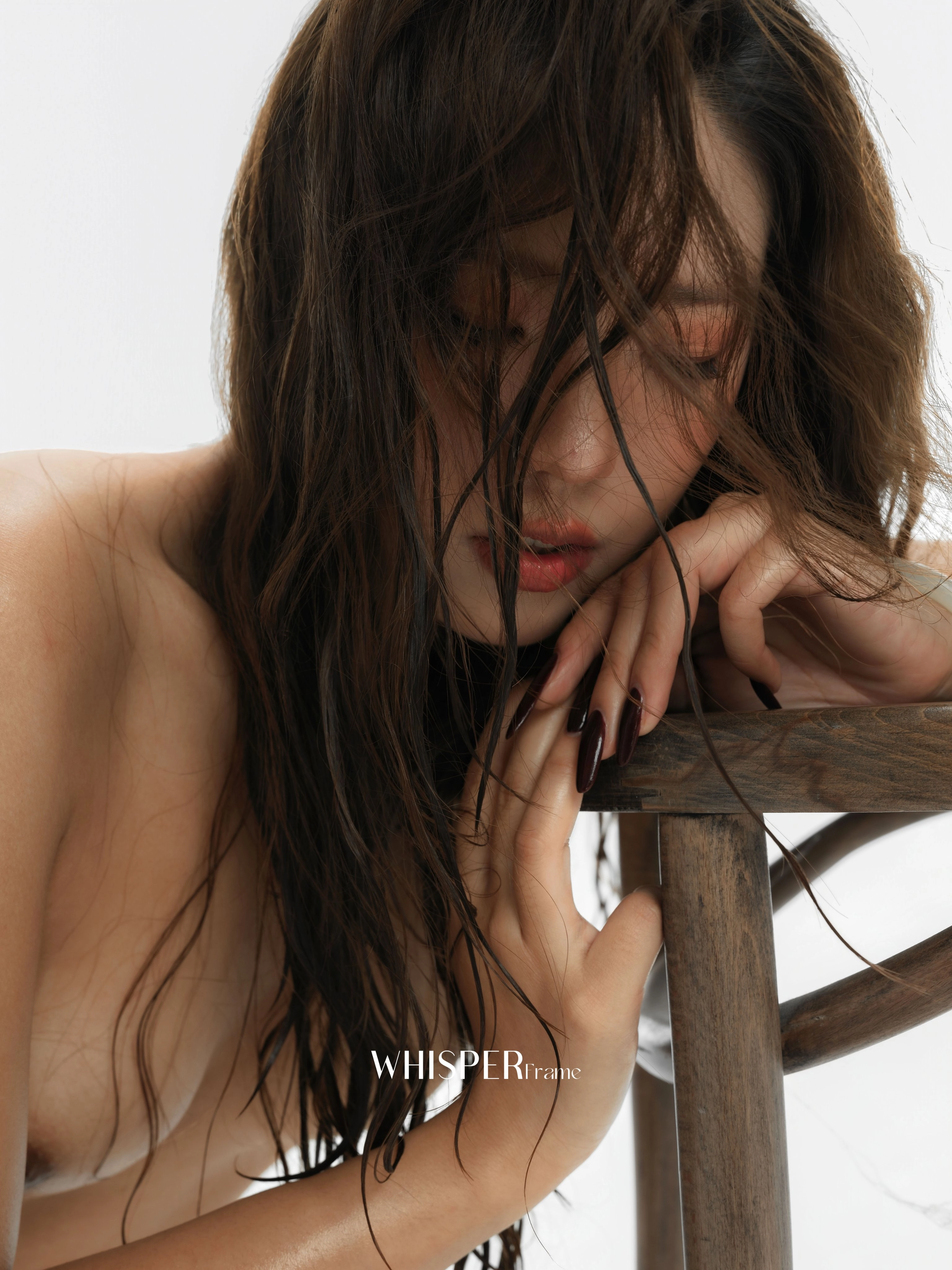 長頭發和紅色的唇膏的女人微笑。