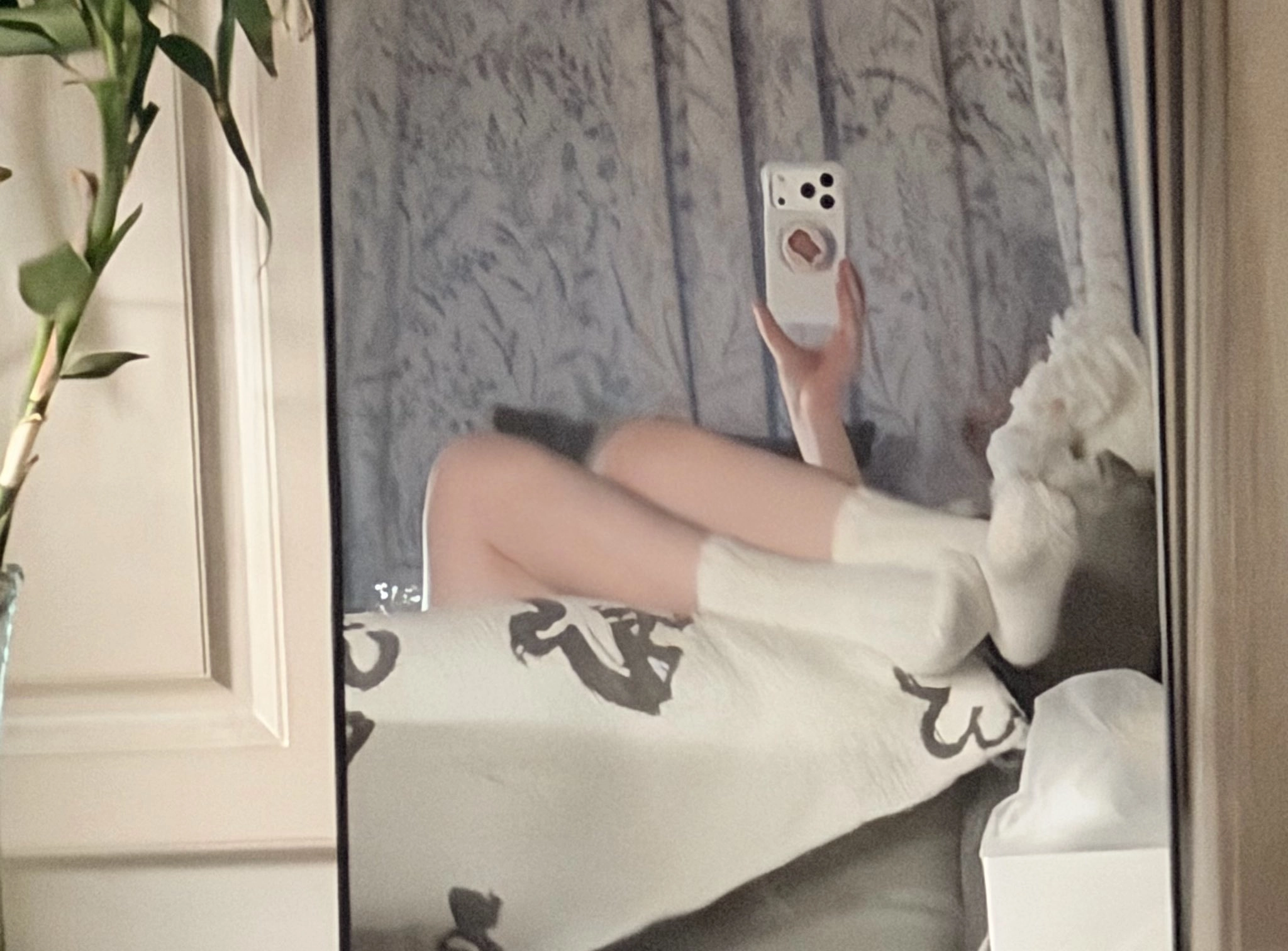 女人在镜子前拍自拍。