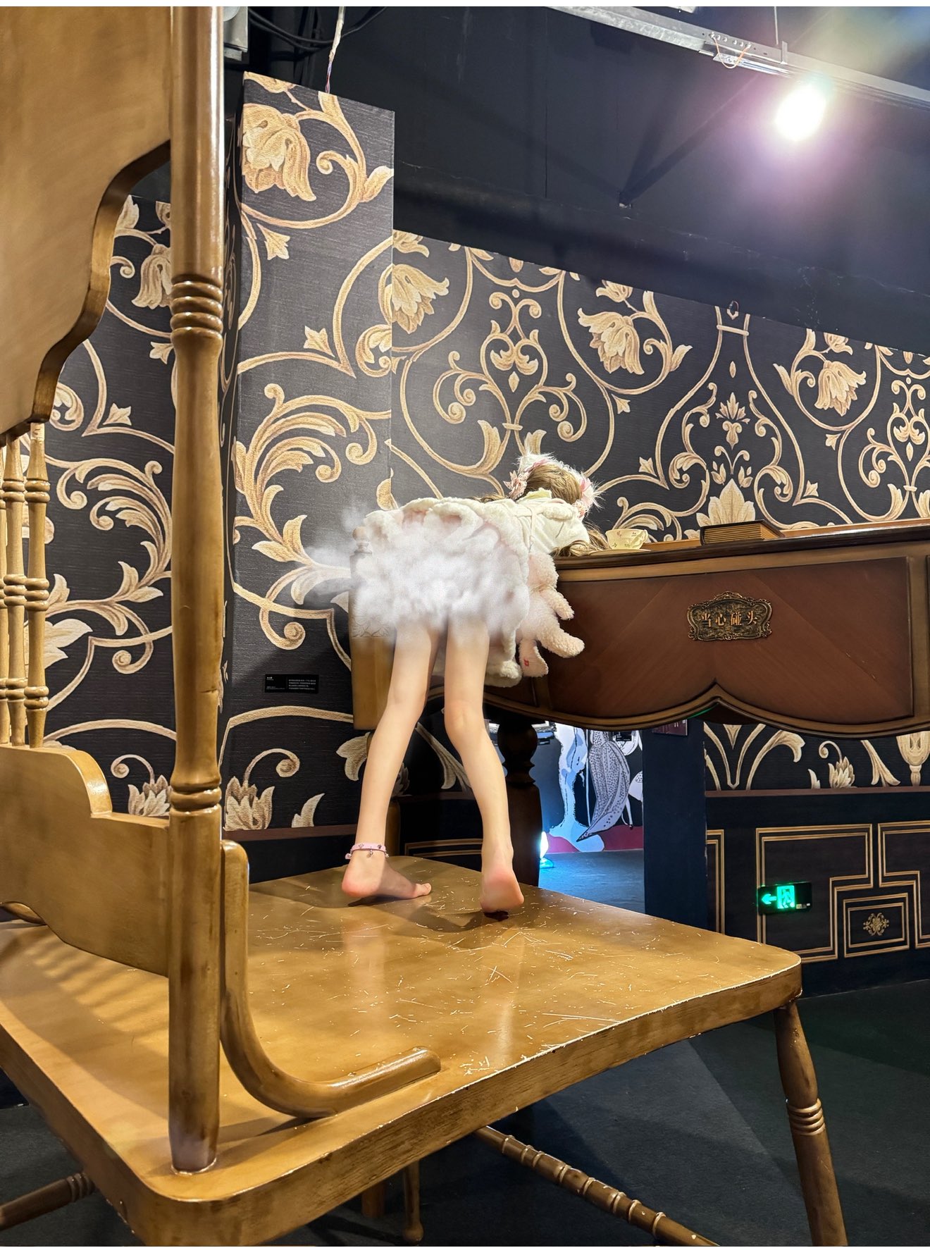 穿着白色衣服的女孩坐在椅子上。