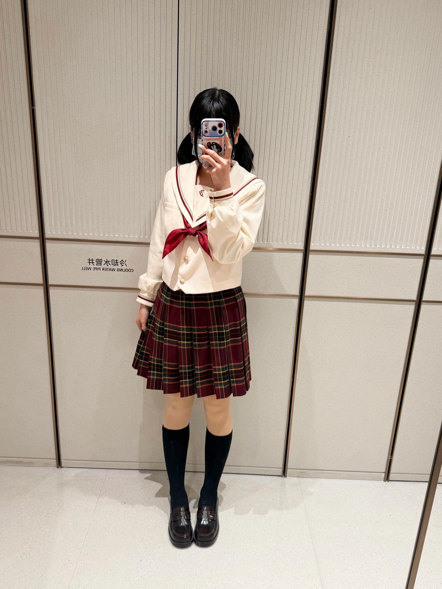 女人在走廊里拍个自拍。