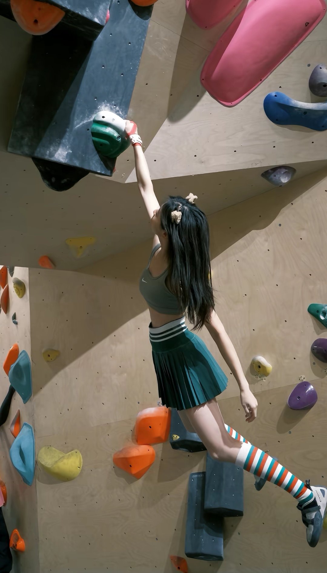 女人爬上一堵墙