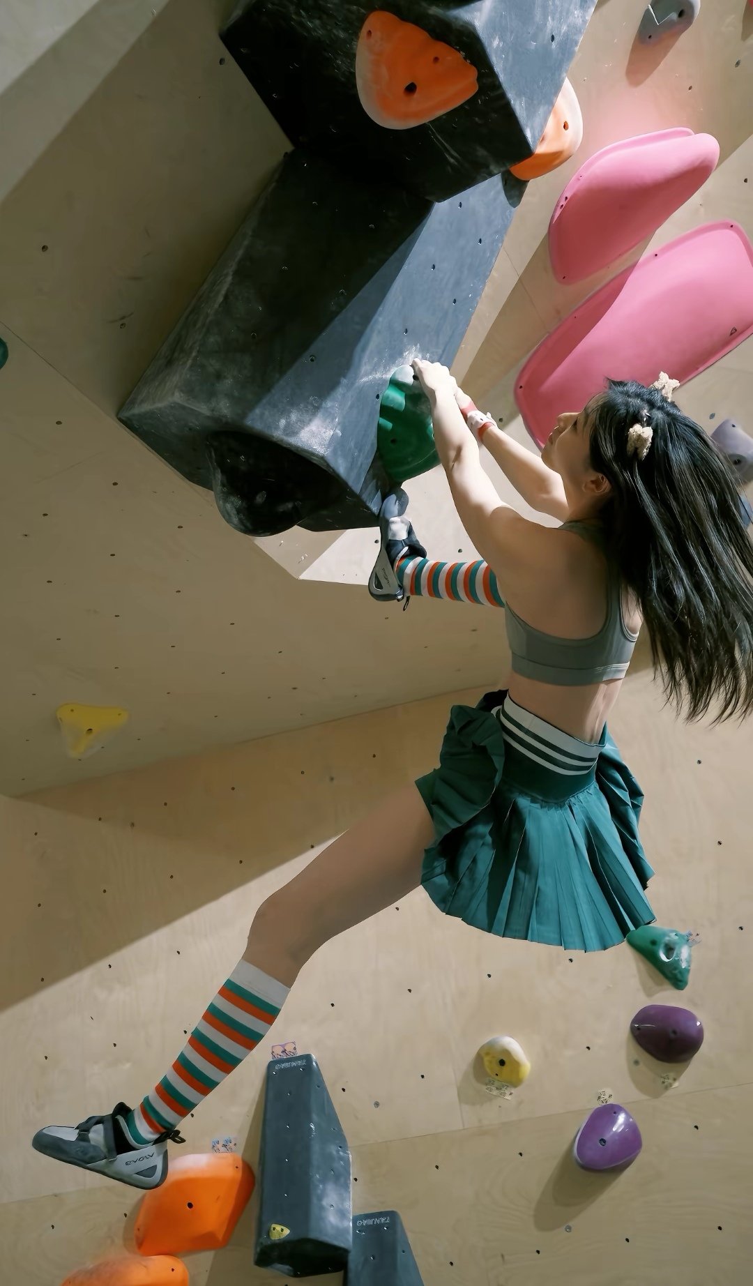 女人爬上一堵墙