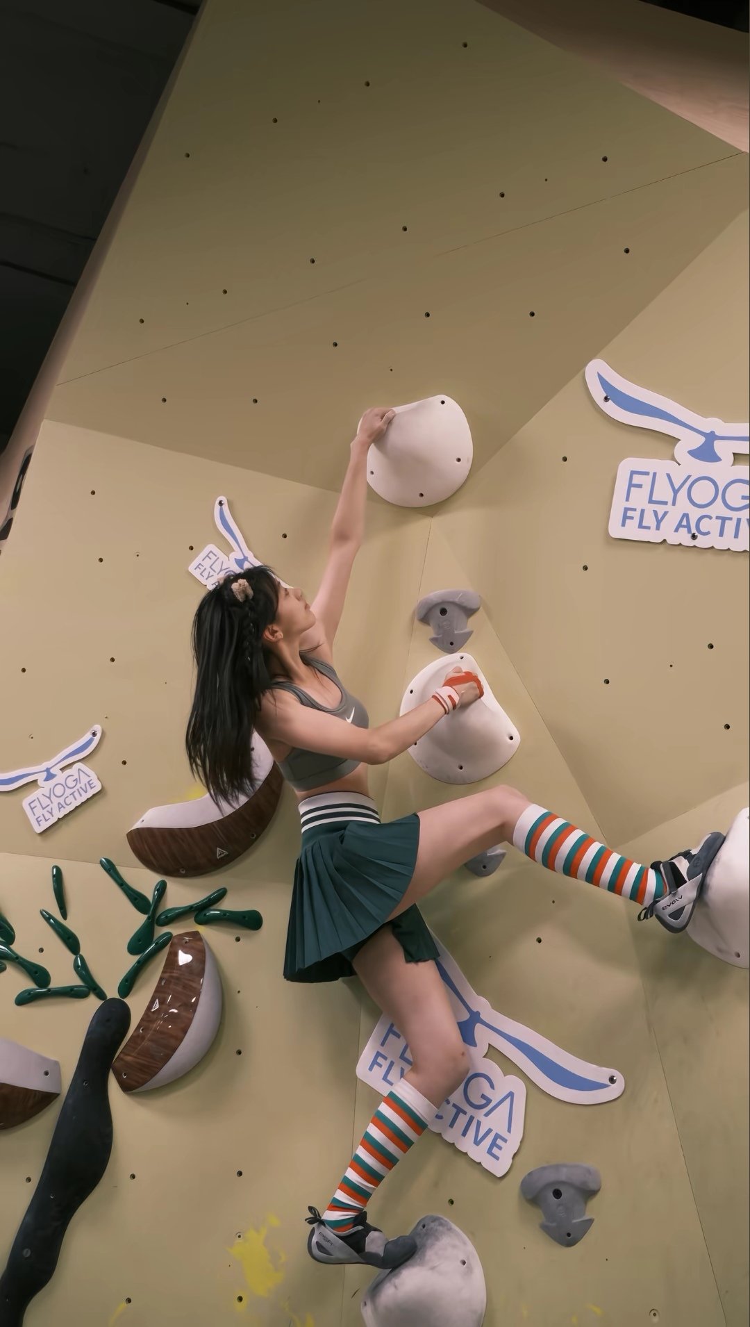 女人爬上一堵墙