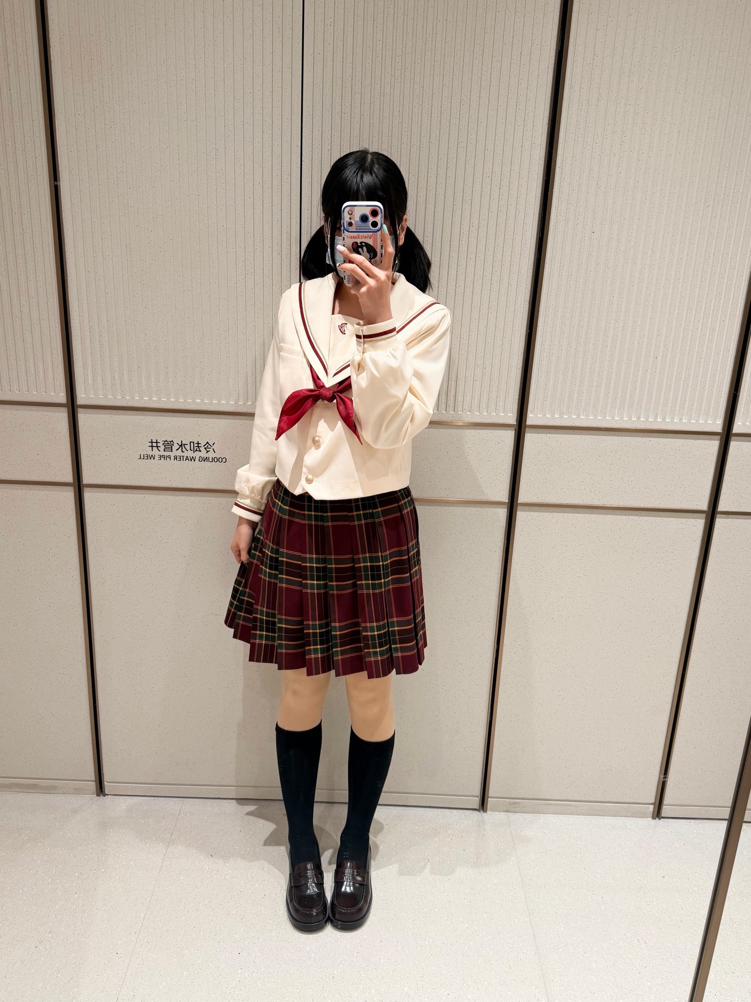 女人在走廊里拍个自拍。