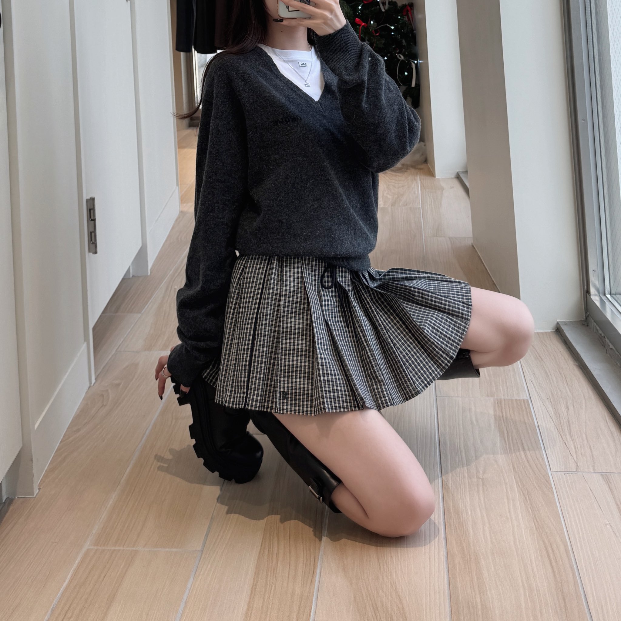 穿着黑色夹克和黑靴子的女人。