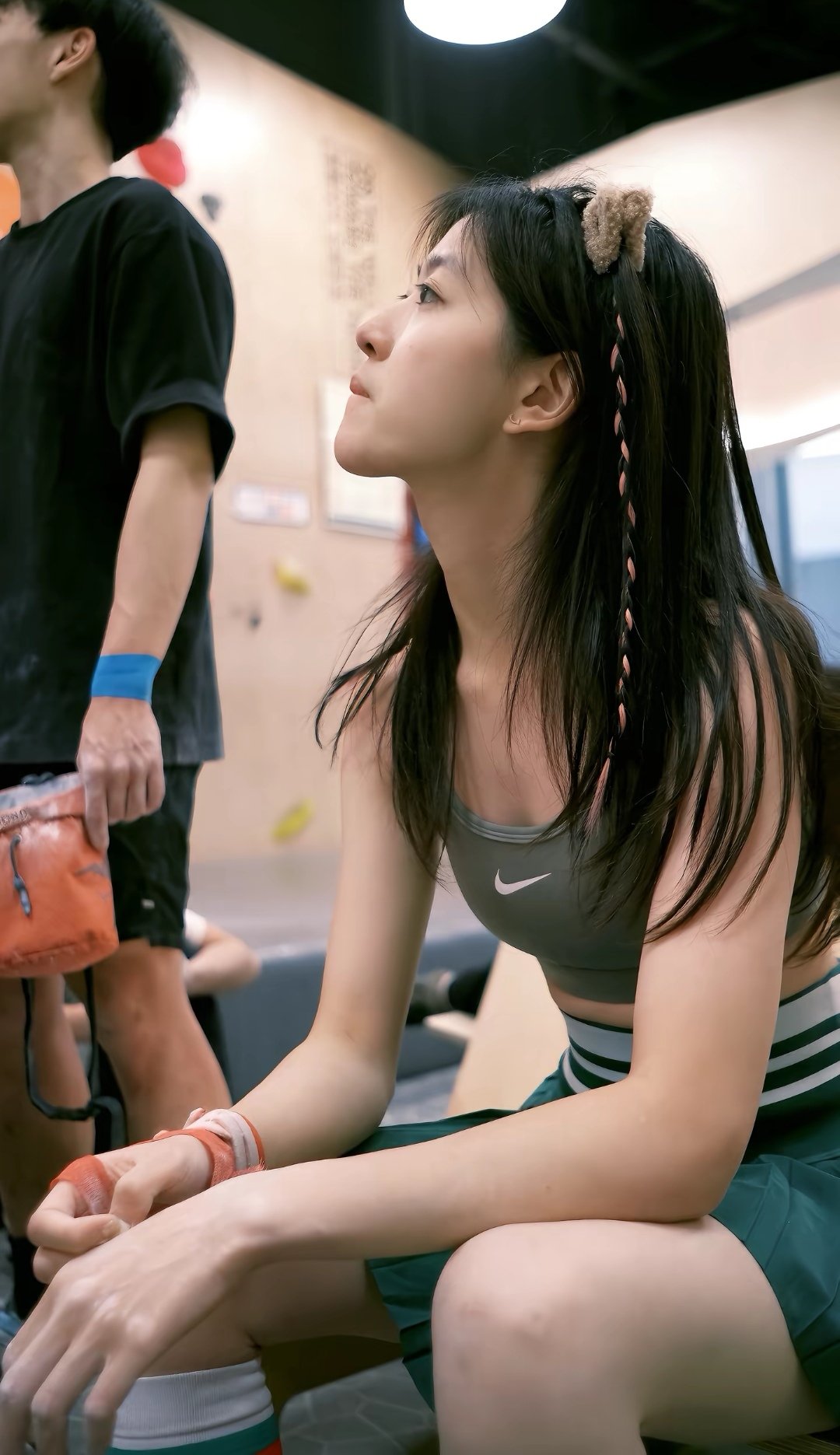 女人爬上一堵墙