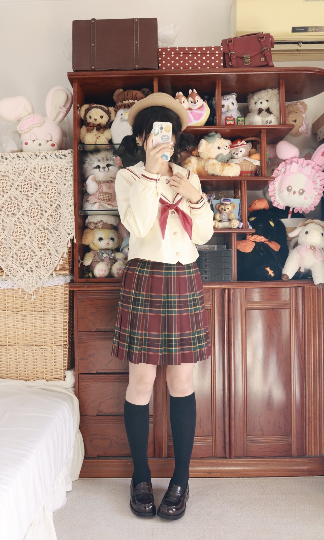 穿着白色衬衫和红色衬衫的女孩拍照自己。