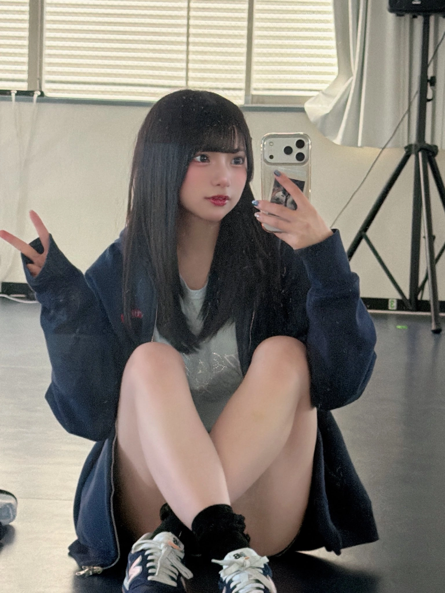 女孩在镜子里拍自拍。