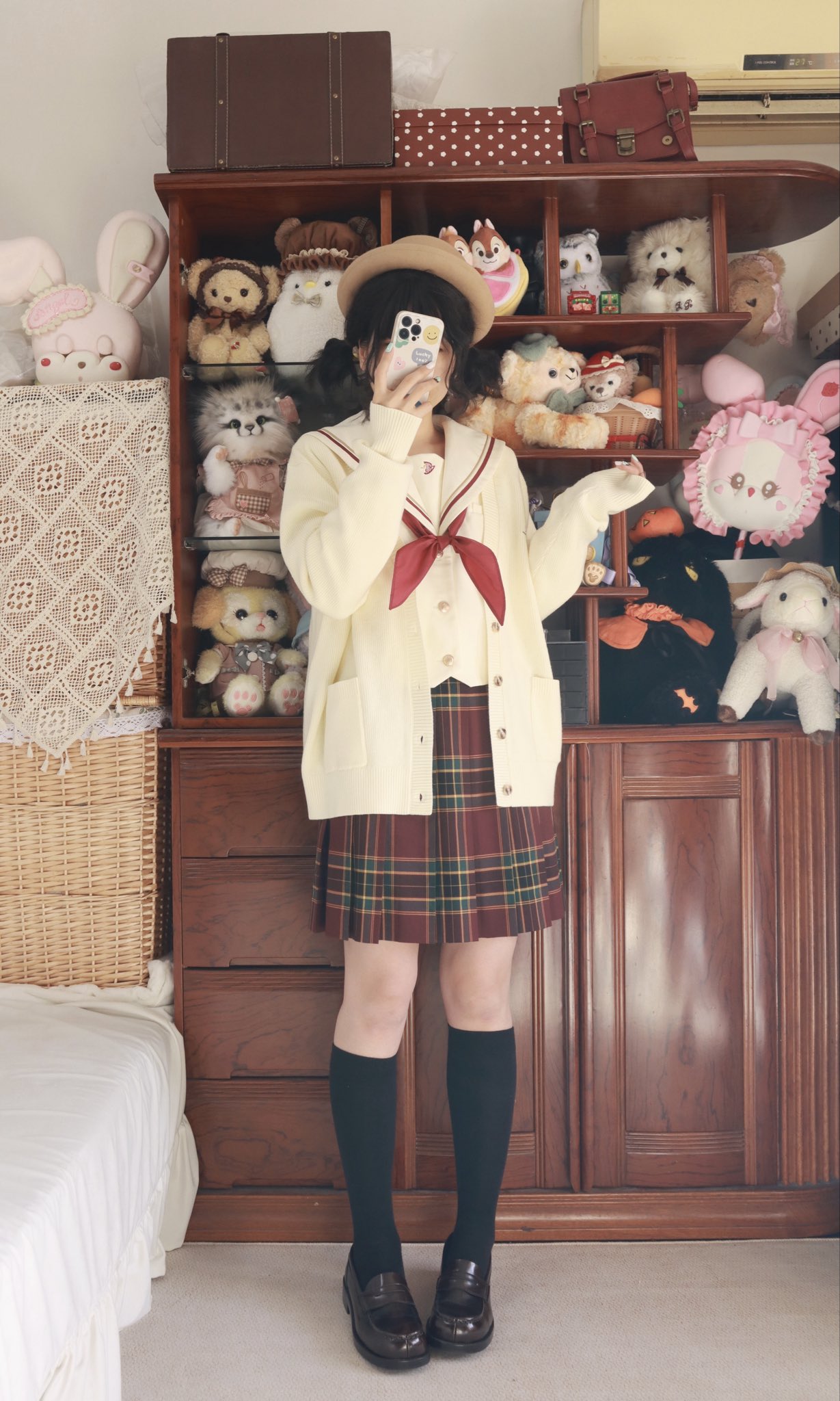 穿着白色衬衫和红色衬衫的女孩拍照自己。