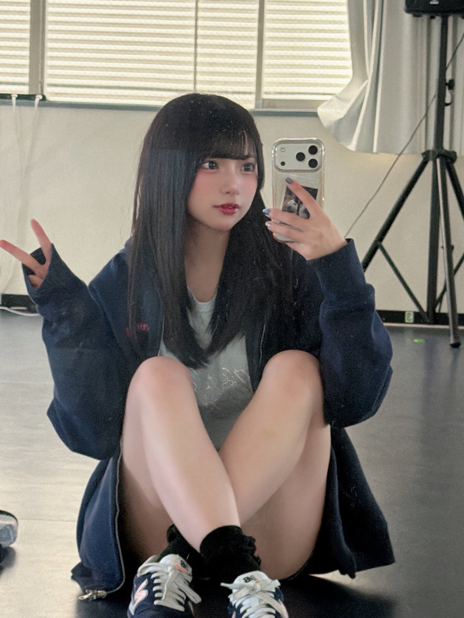 女孩在镜子里拍自拍。