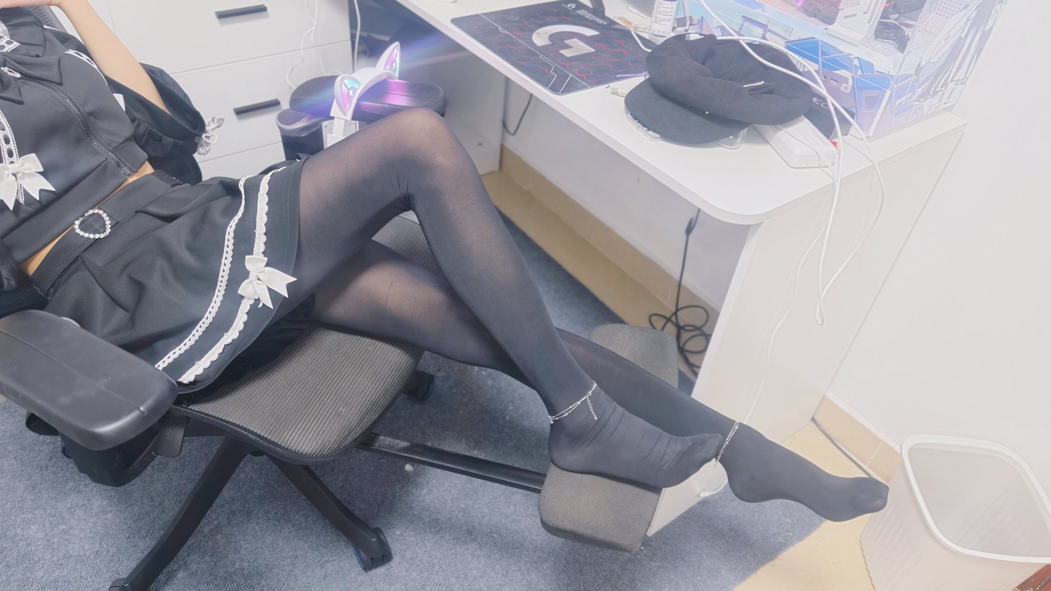 穿着黑白衣服的女人坐在椅子上。