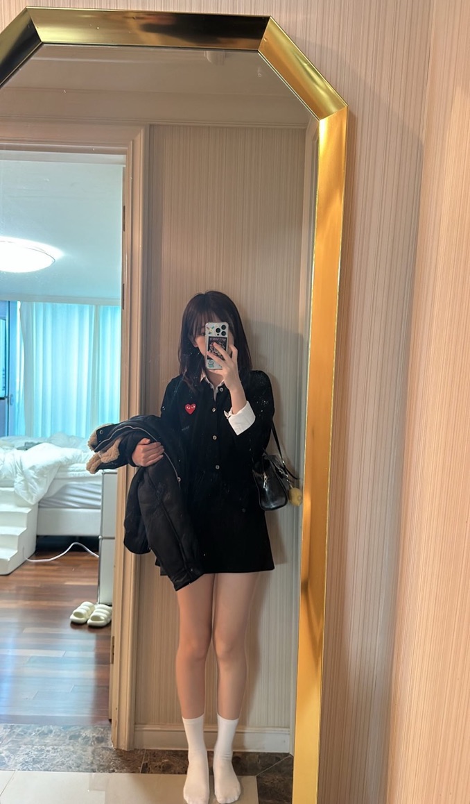 女人在镜子里拍自拍。