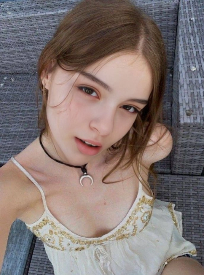 戴着项链和一个月亮的女人。