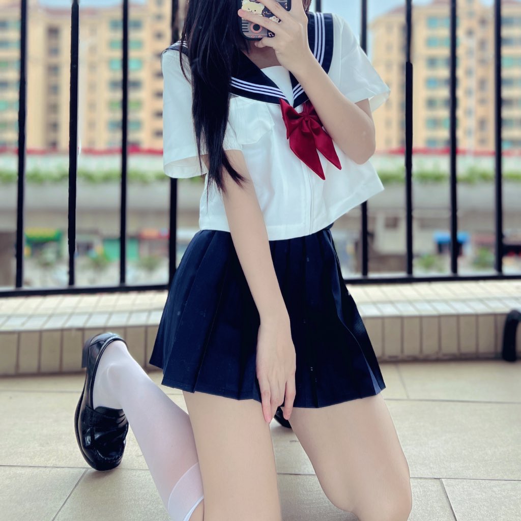 穿着水手服的女孩拍了一张自拍。