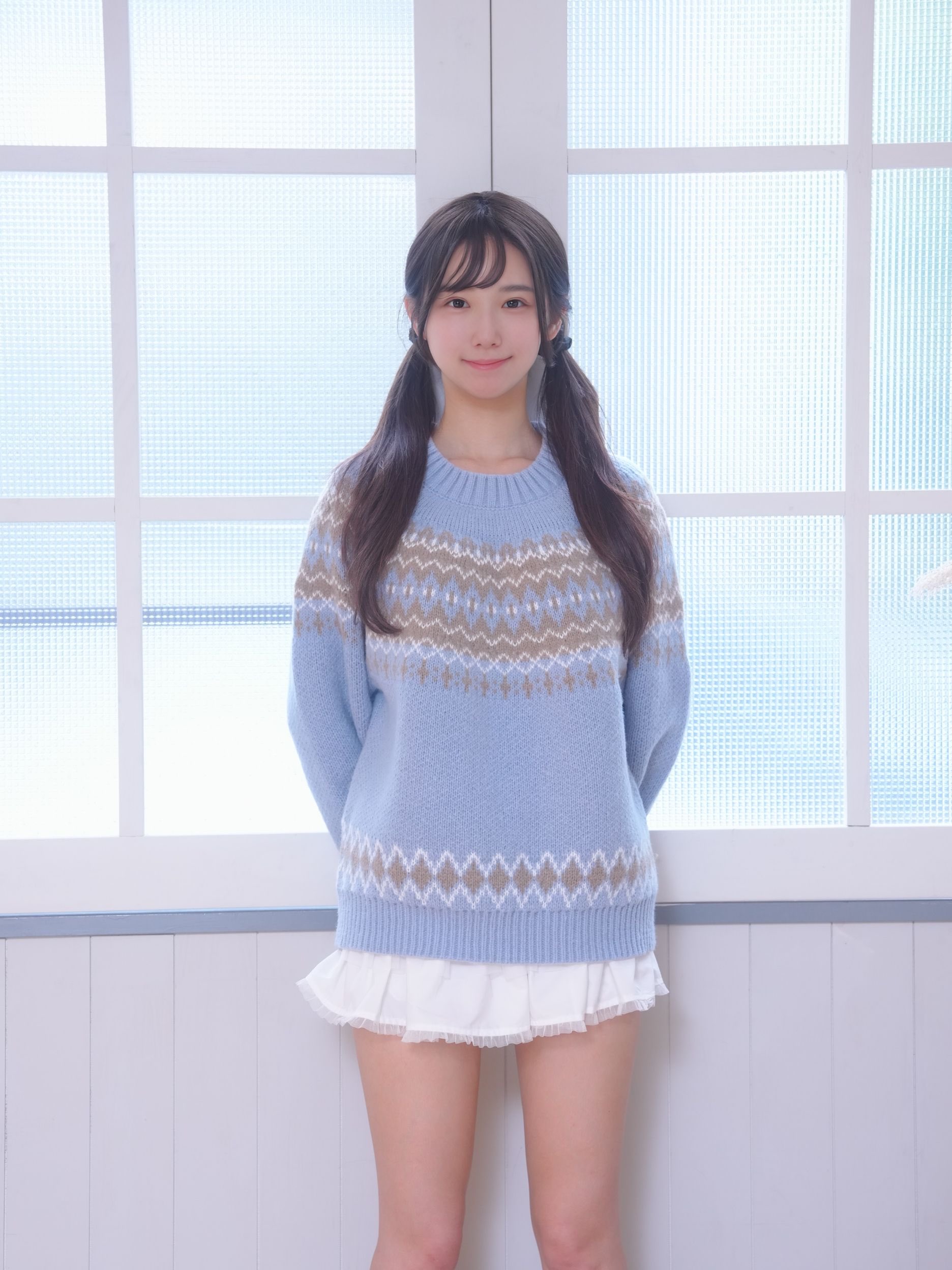 穿着蓝色衬衫和白色衬衫的女孩为一张照片。