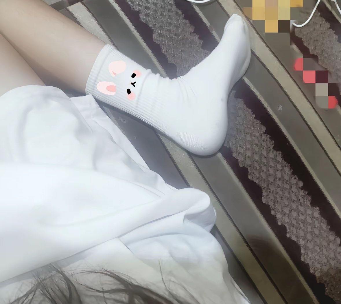 穿着白色的衬衫和兔子袜子的人。