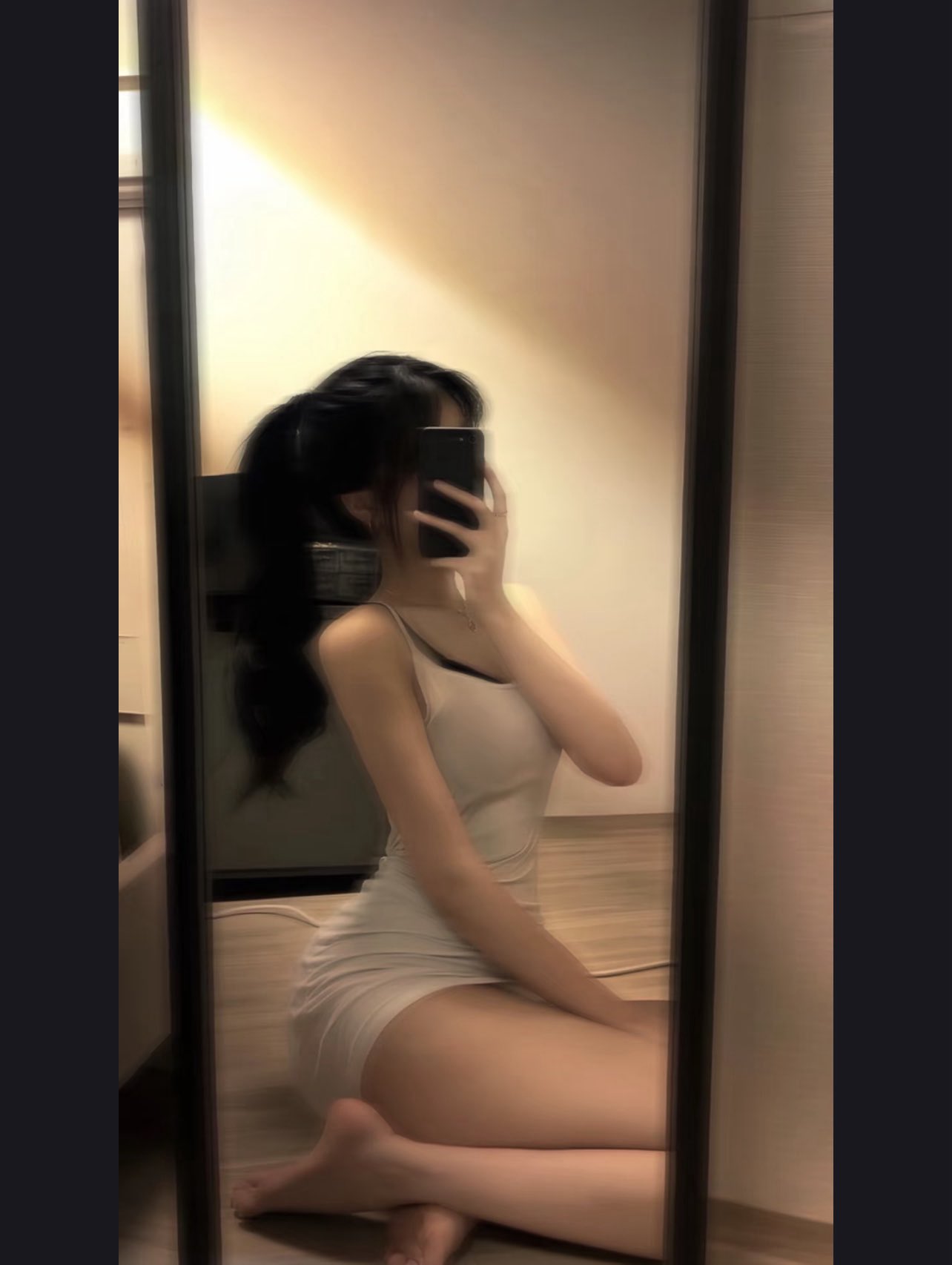 女人在镜子前拍自拍。