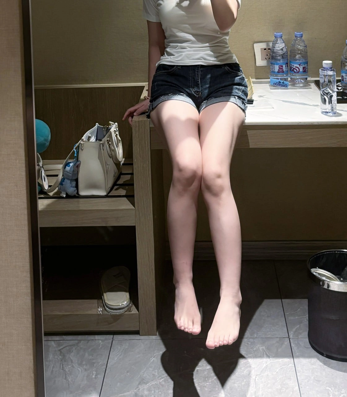 一位女士坐在一张椅子上,拍了一张自拍。