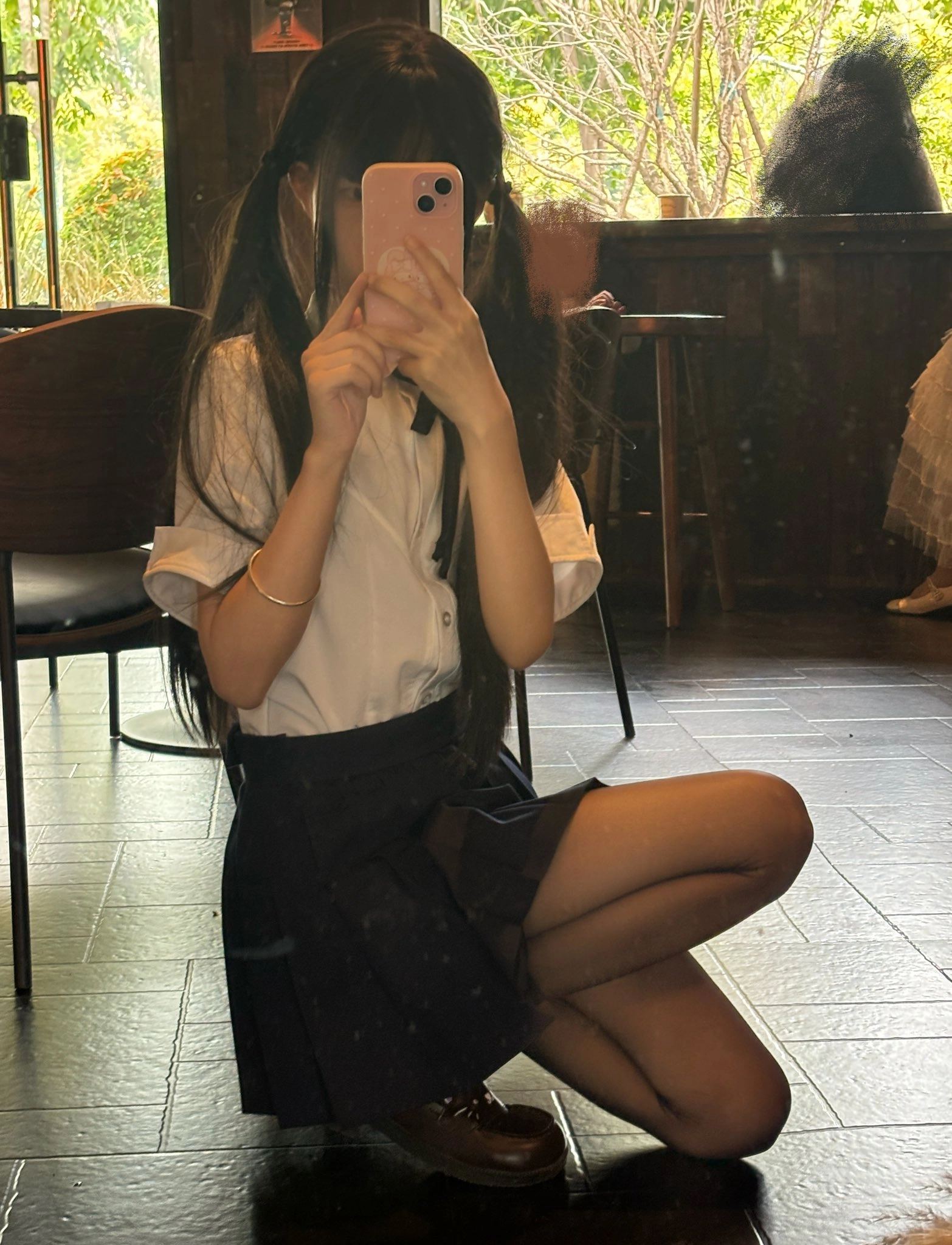 女孩用手机拍自拍。