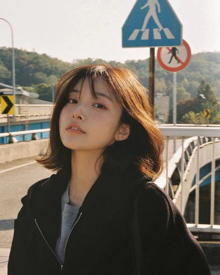 穿着黑色夹克和黑色钱包的女人。