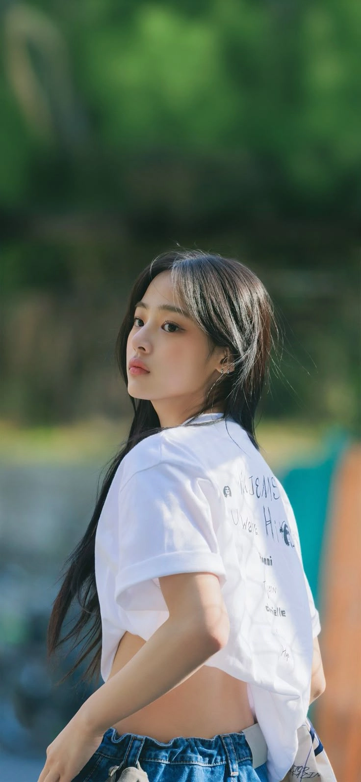 女人穿着一件白色衬衫,上面有标志。