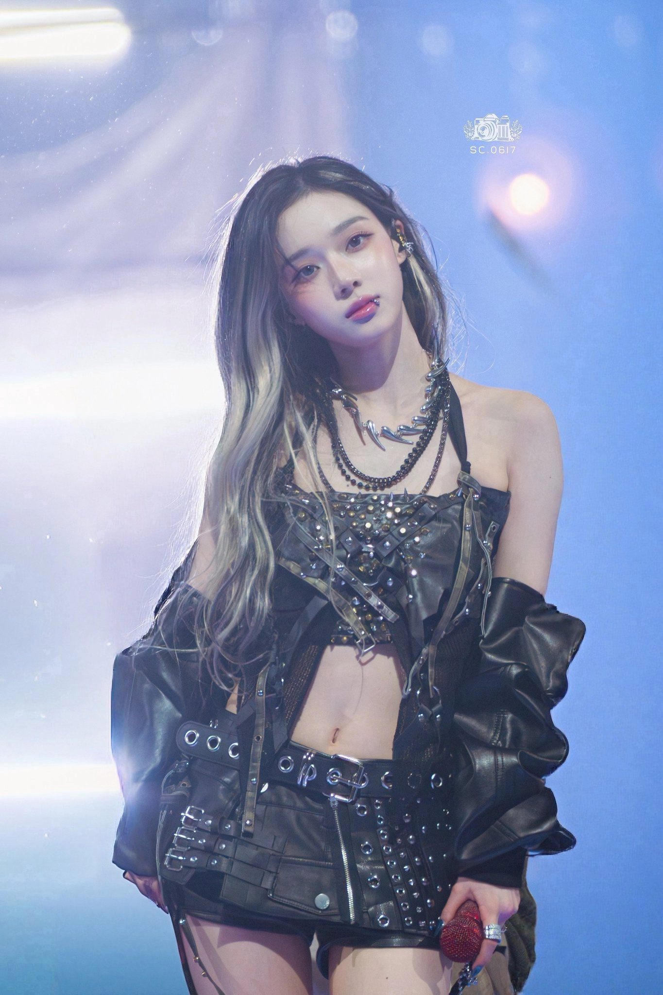 长头发和黑色服装的女人。