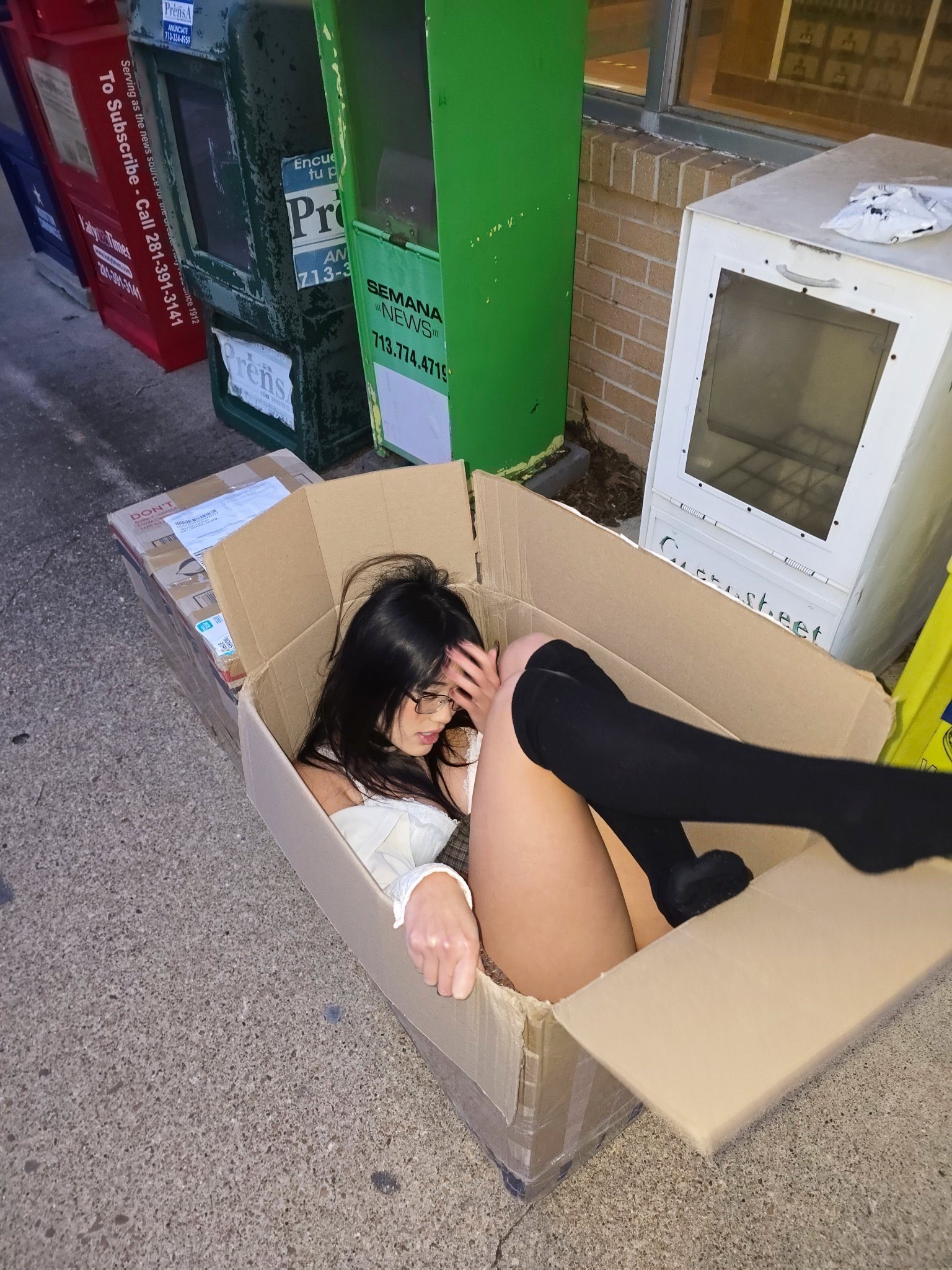 女人坐在一个盒子里。