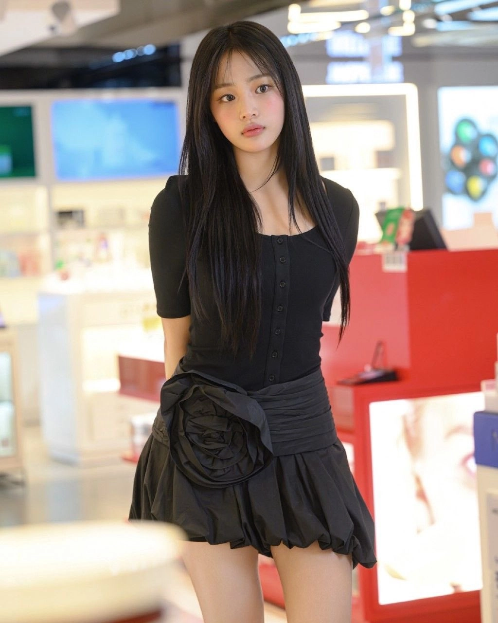 穿着黑色衬衫和裙子的女人为一张照片。