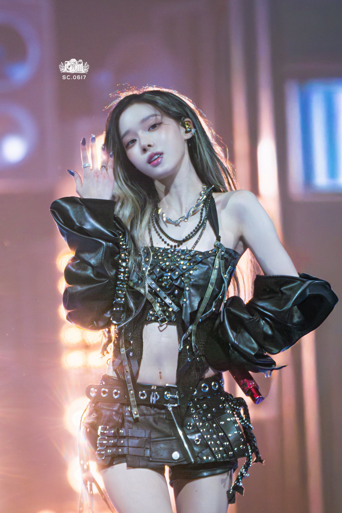 长头发和黑色服装的女人。