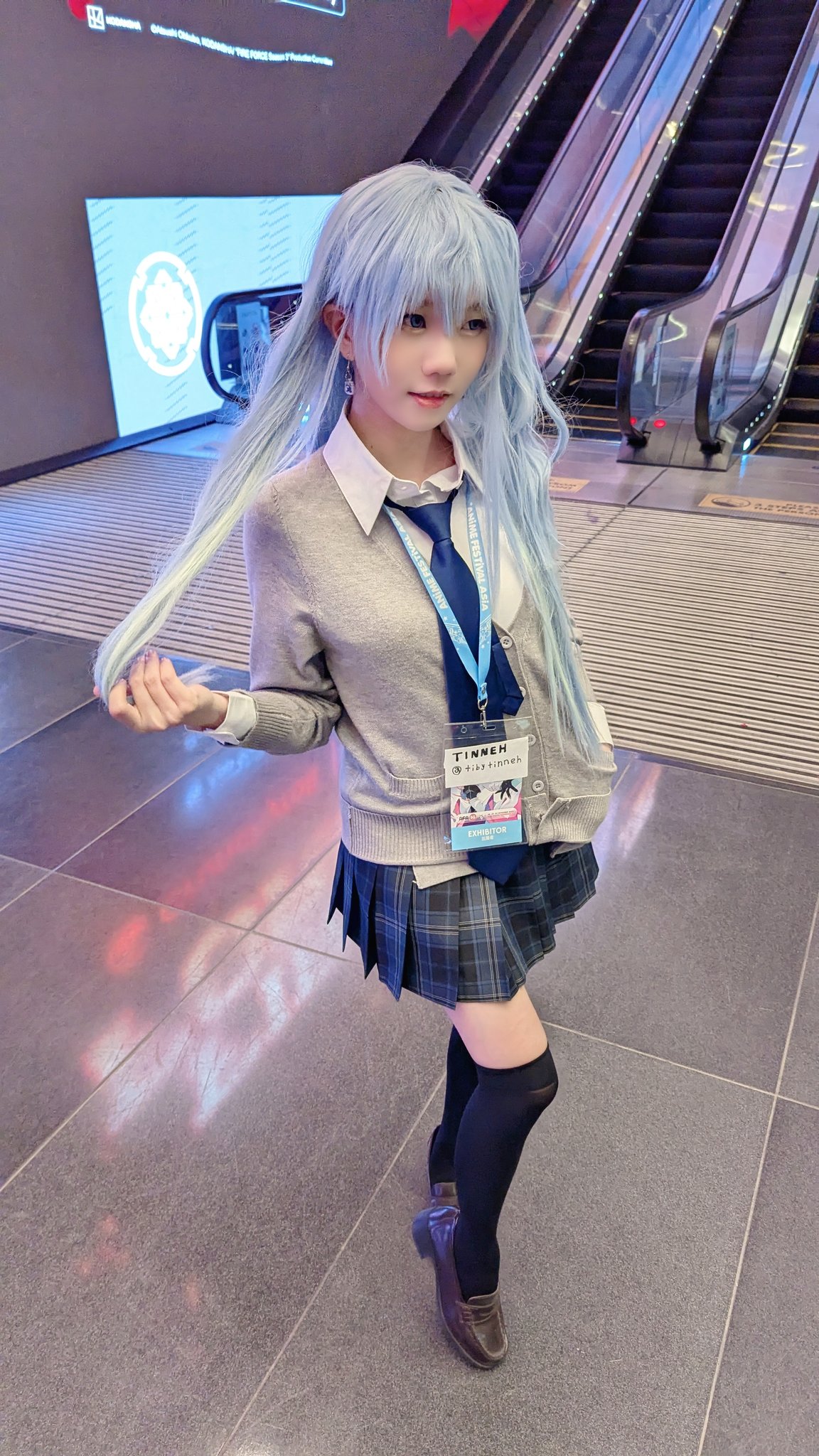 蓝头发和蓝领带的女孩为一张照片。