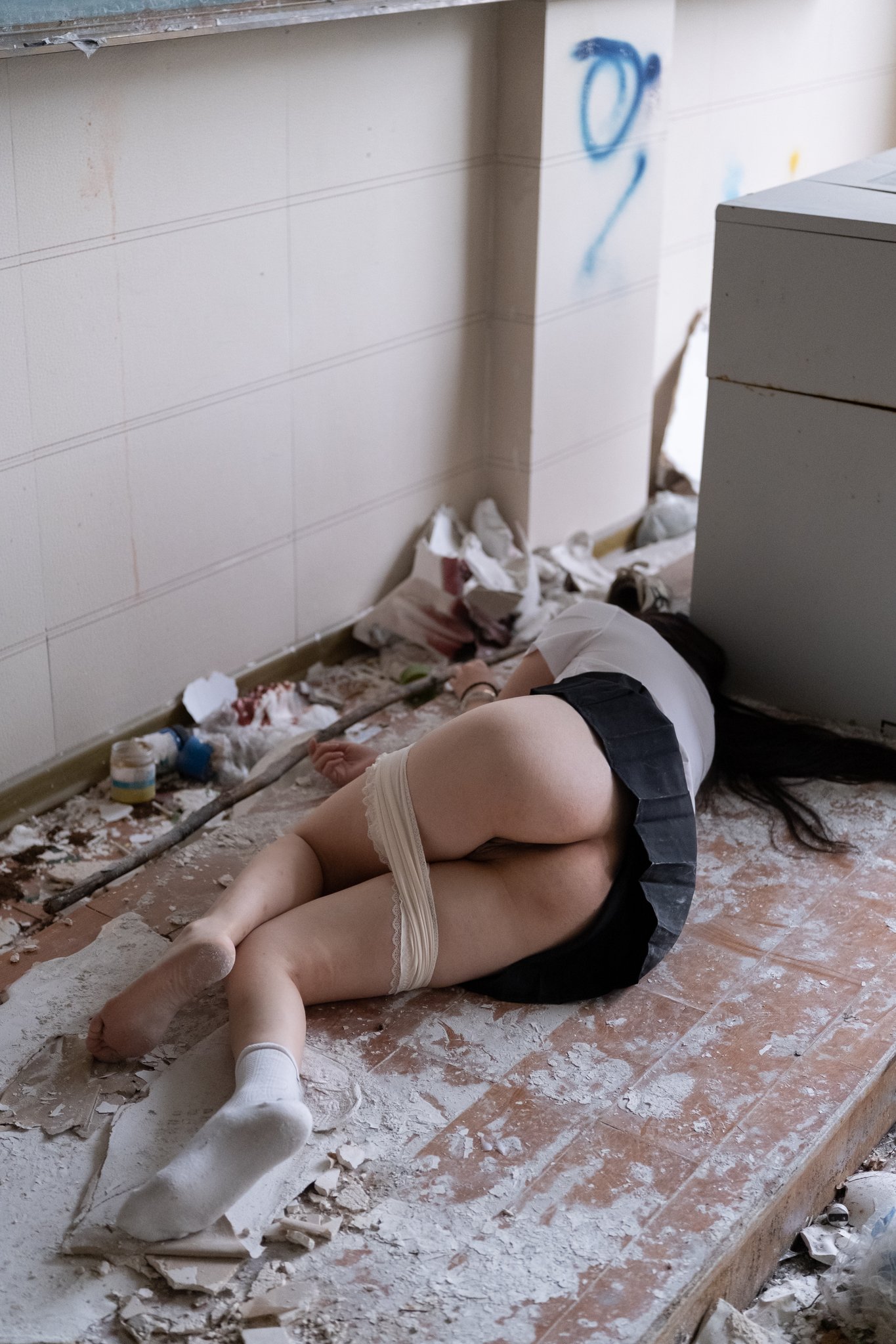 女人被绑起来躺在地板上。