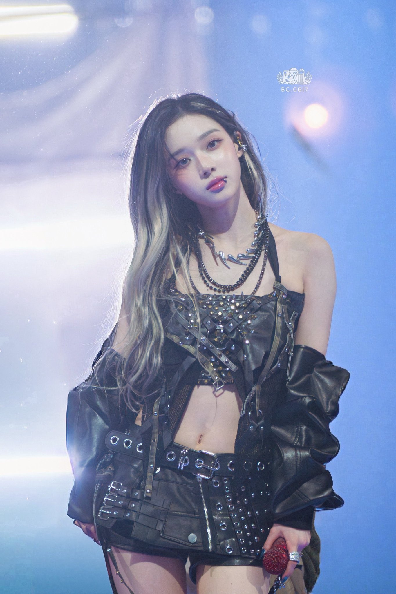 长头发和黑色服装的女人。