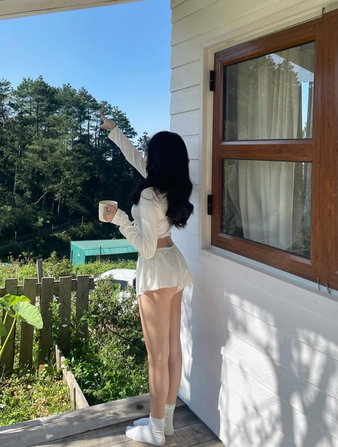 穿着白色衬衫和短裤的女人指向了一些东西。