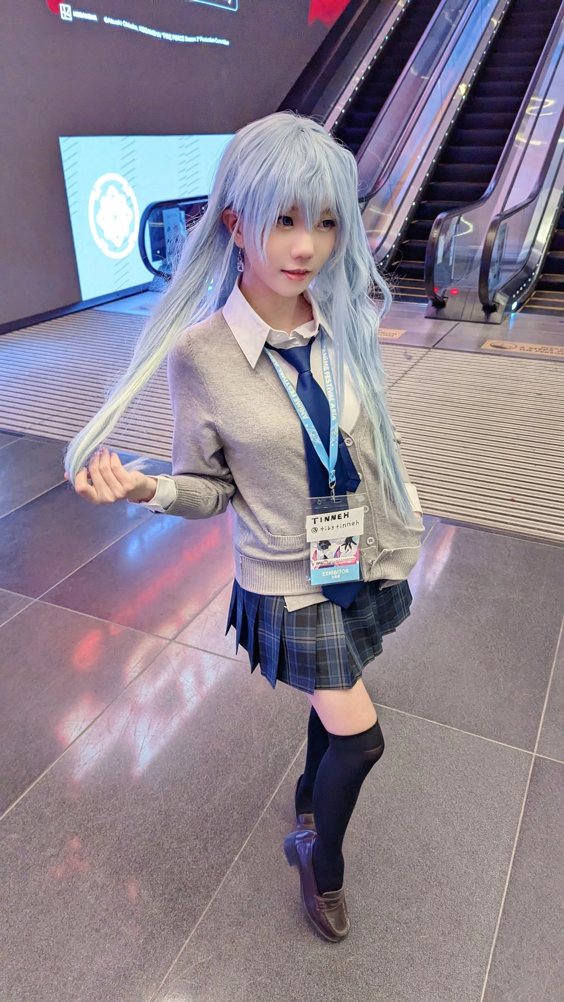 蓝头发和蓝领带的女孩为一张照片。