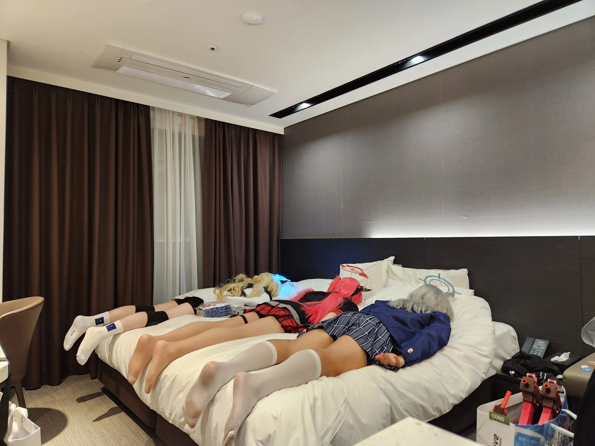 女人躺在床上,双腿交叉。