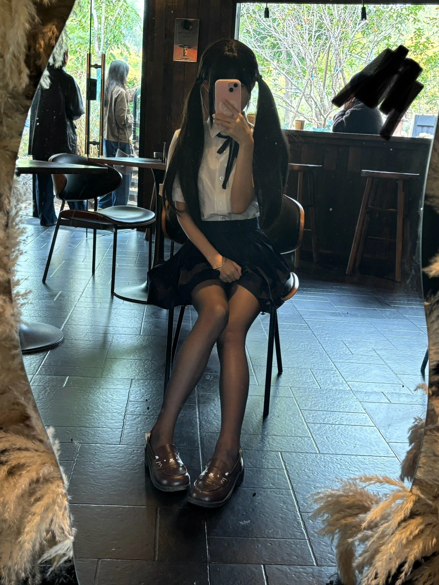 女孩在镜子里拍自拍。