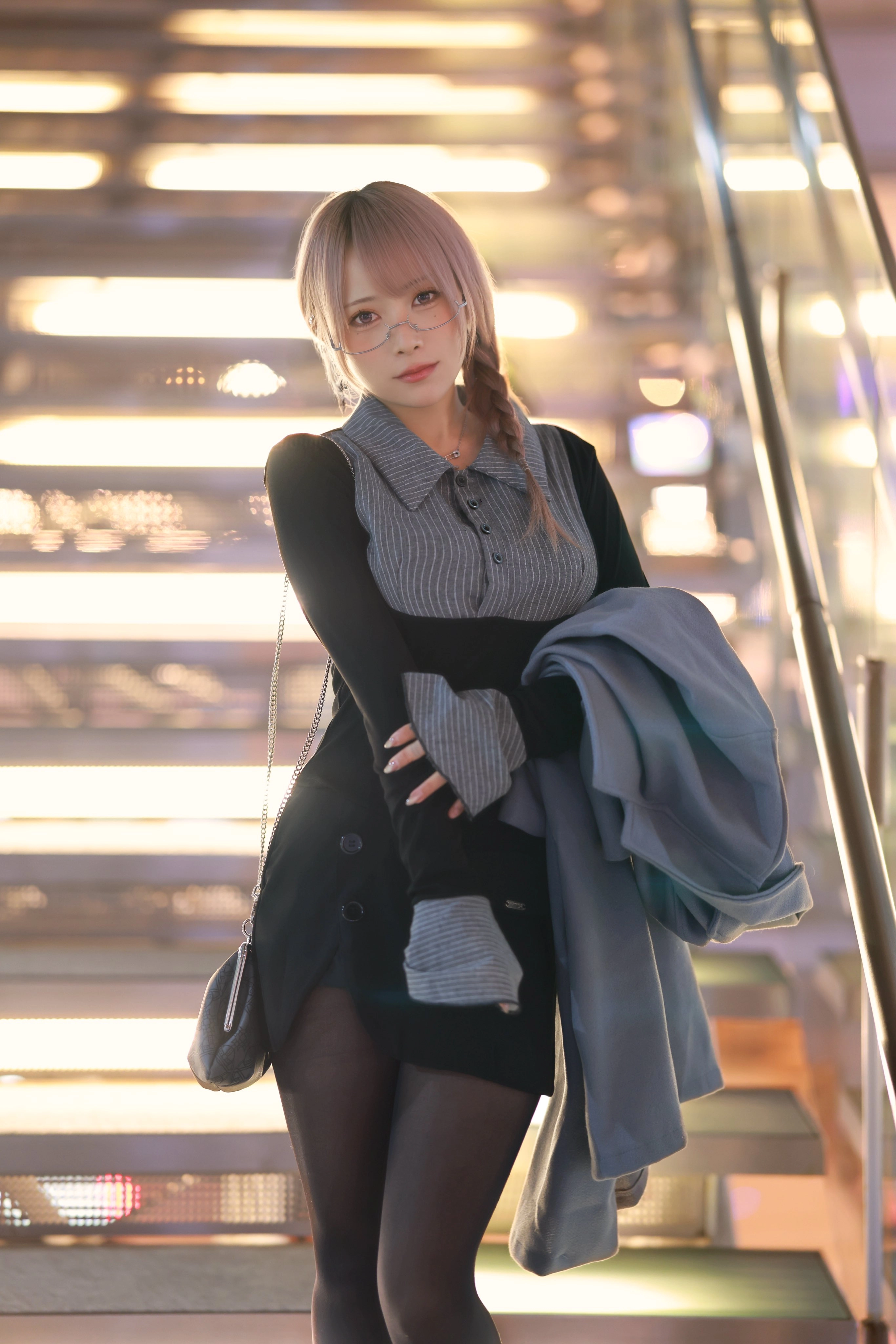 穿着黑色裙子和眼镜的女人为一张照片。