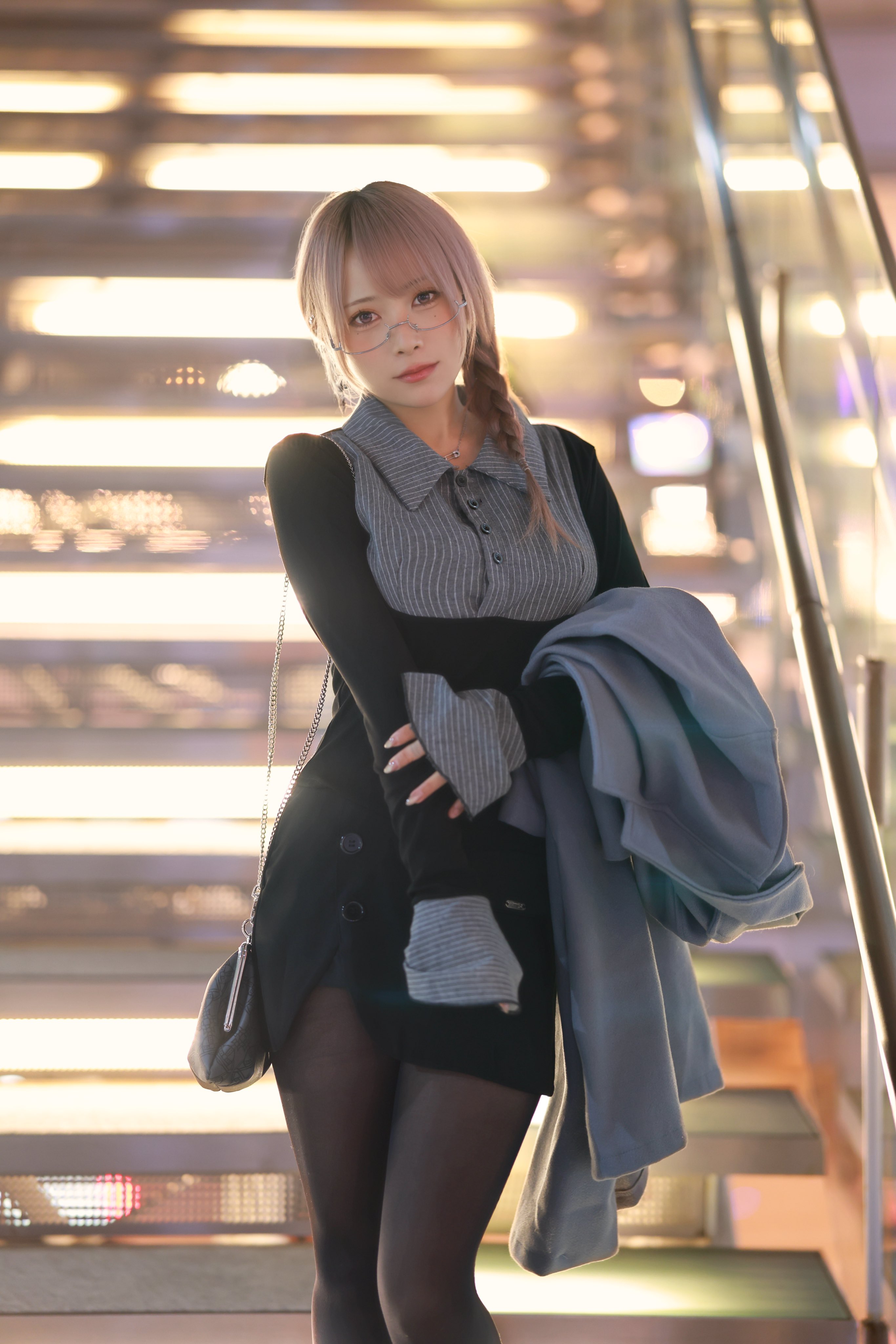 穿着黑色裙子和眼镜的女人为一张照片。