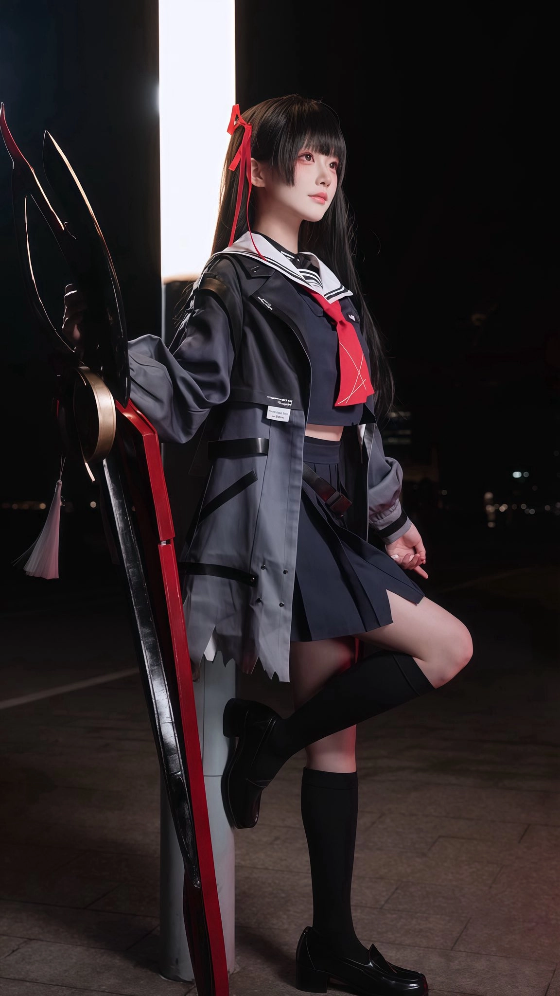 穿着水手服的女人拿着一对巨大的刀子。