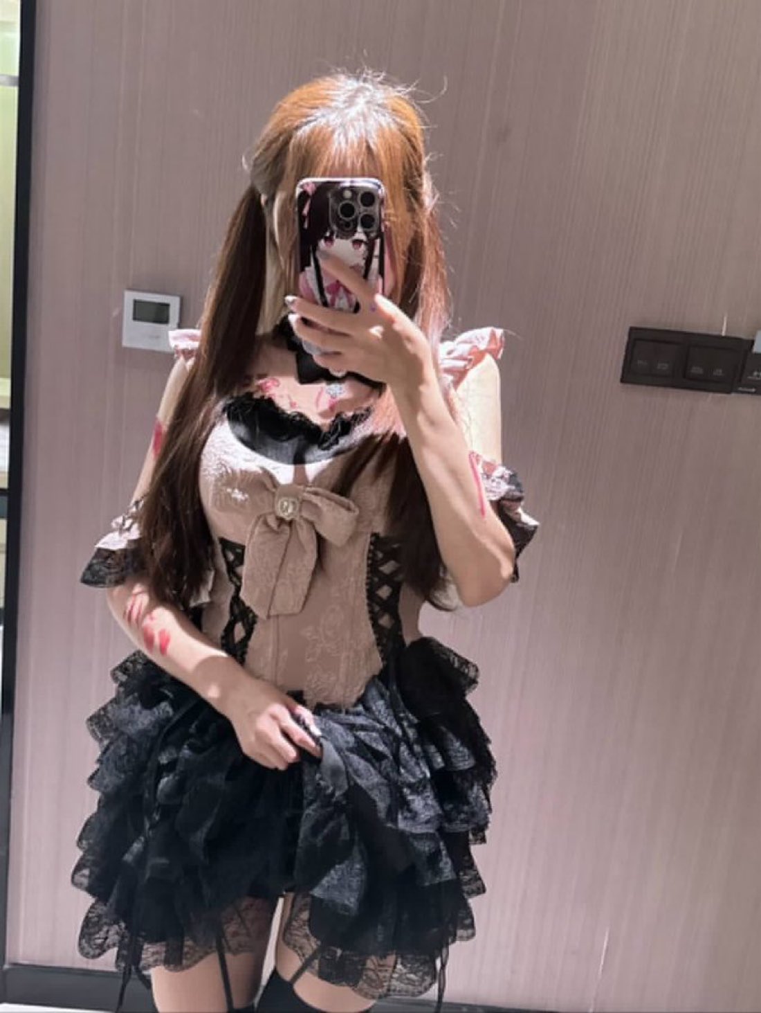 女人用手机拍自拍。