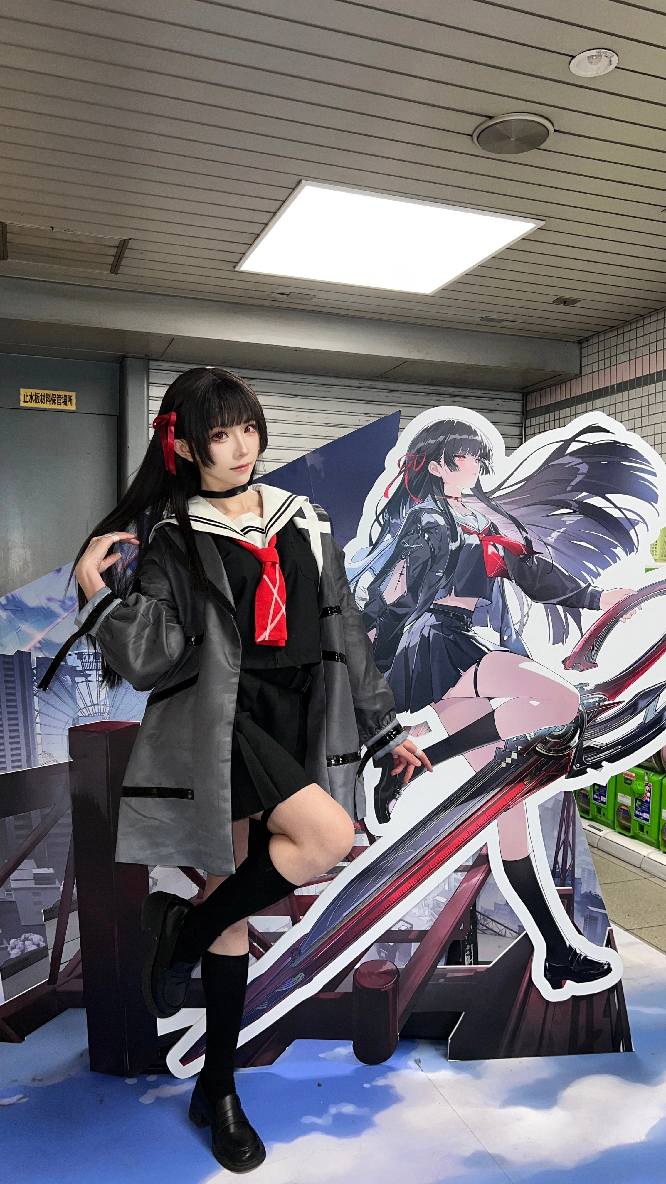 女人站在一个女人的纸板前面。