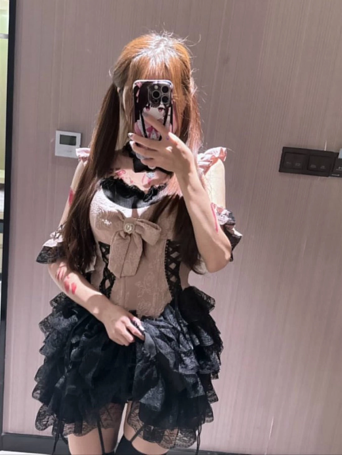 女人用手机拍自拍。