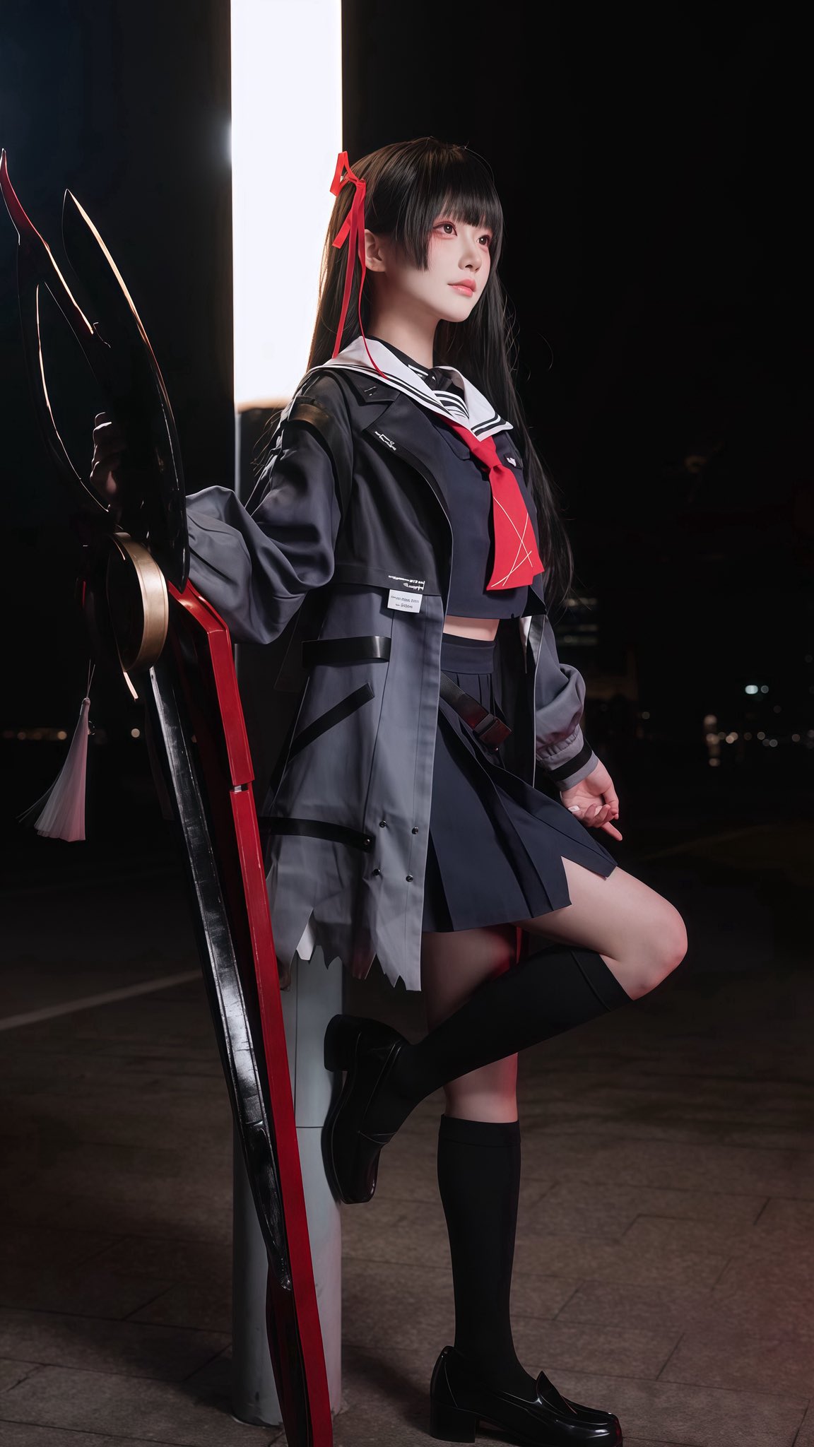 穿着水手服的女人拿着一对巨大的刀子。