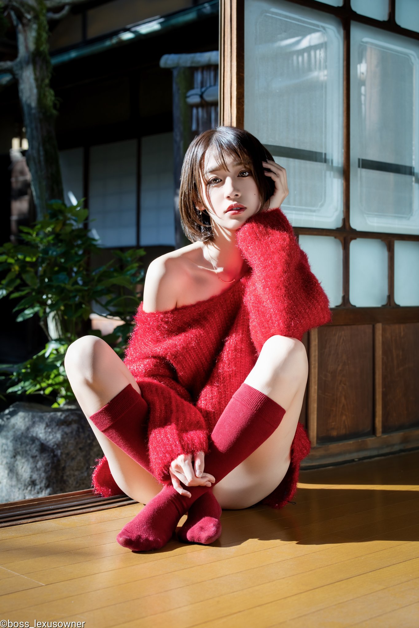 女人穿着红色衬衫和红袜子。