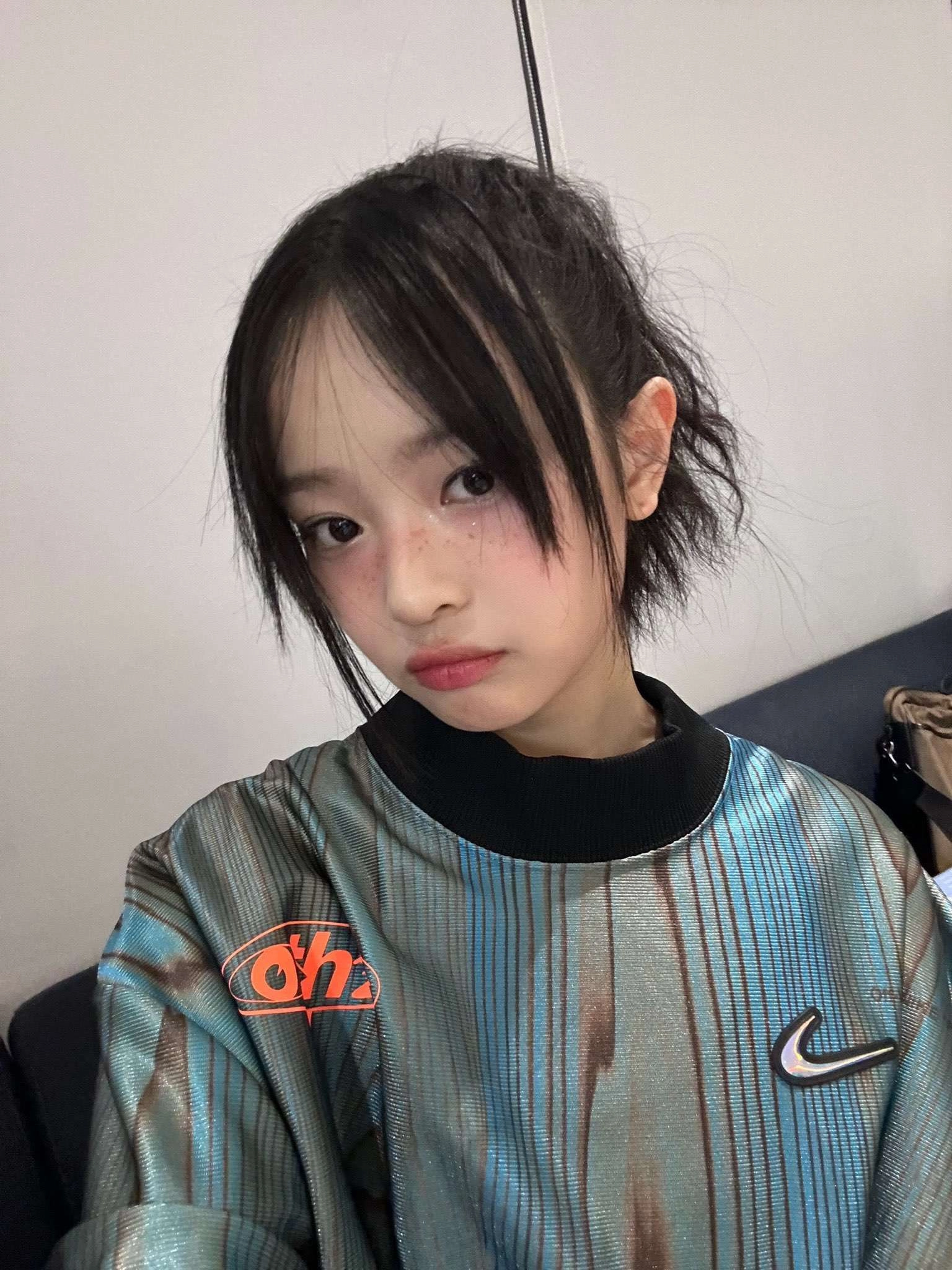 黑色衬衫和黑色头发的女孩。