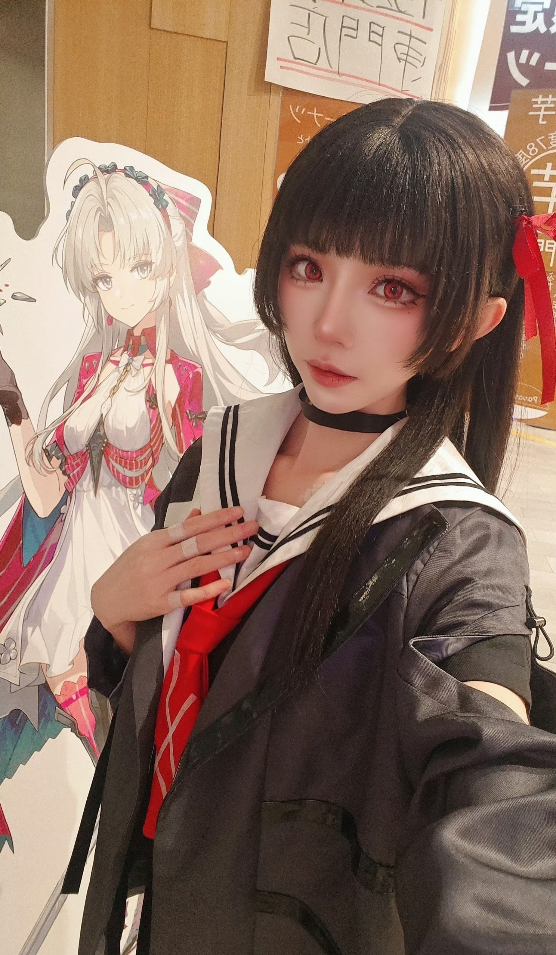 女人站在一个女人的纸板前面。