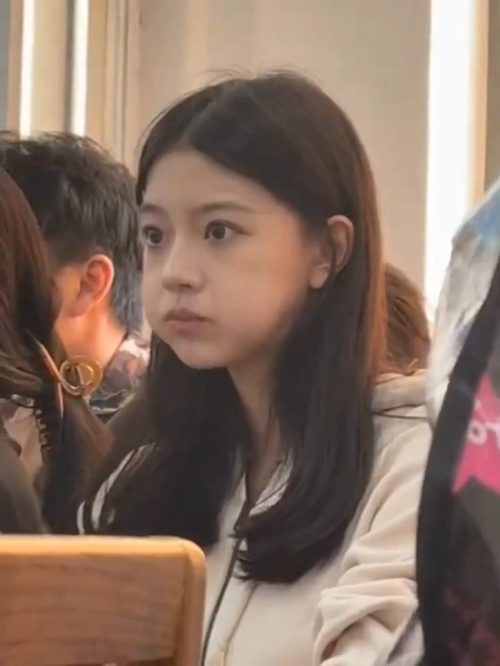 女孩,一张嘴巴,一根满头发的。