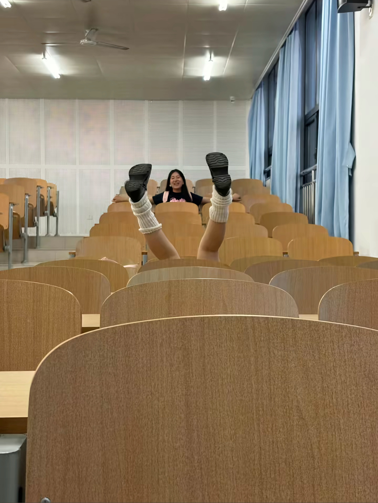 女人坐在椅子上,她的腿在空中。